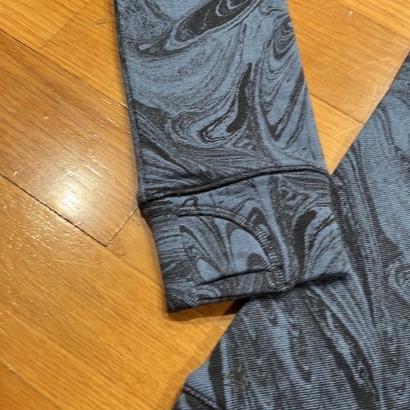 ATHLETA girl hoodie with a kangaroo pocket size xlarge (14) . - Picture 6 of 7